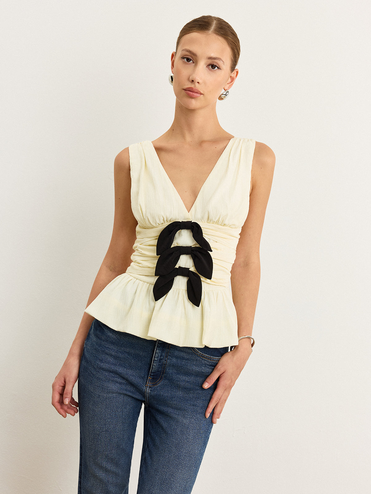 Fiyonk Detaylı, Büzgülü Ve Peplum Etekli Bluz