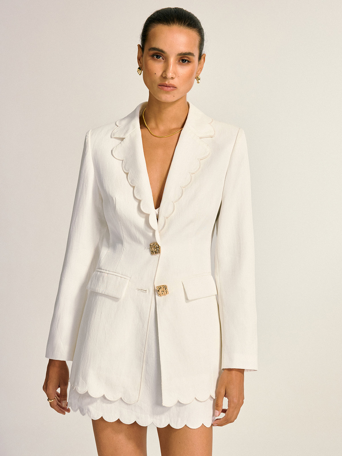Kenarları Dalgalı, Metal Düğmeli Blazer Ceket